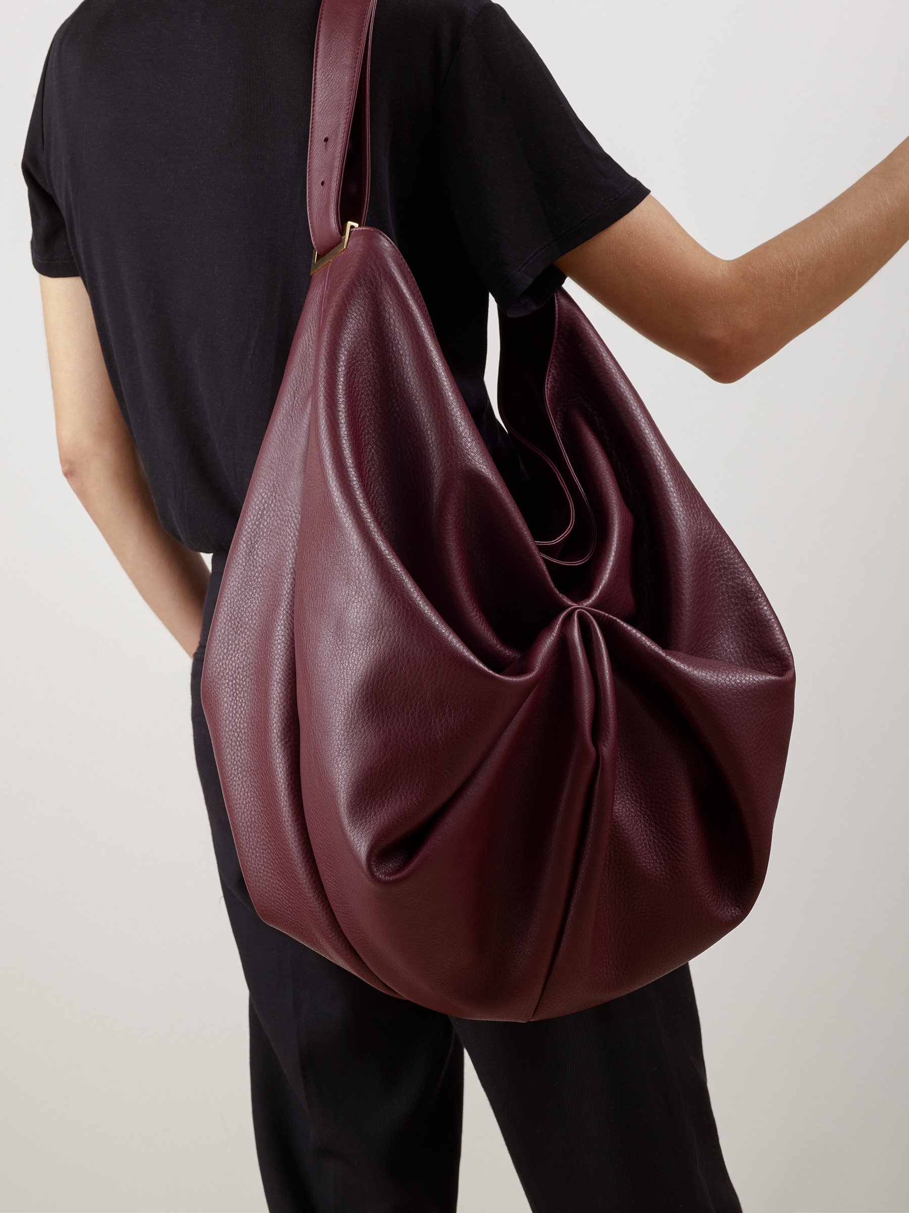 SACAR shoulder bag in burgundy calfskin leather | TSATSAS