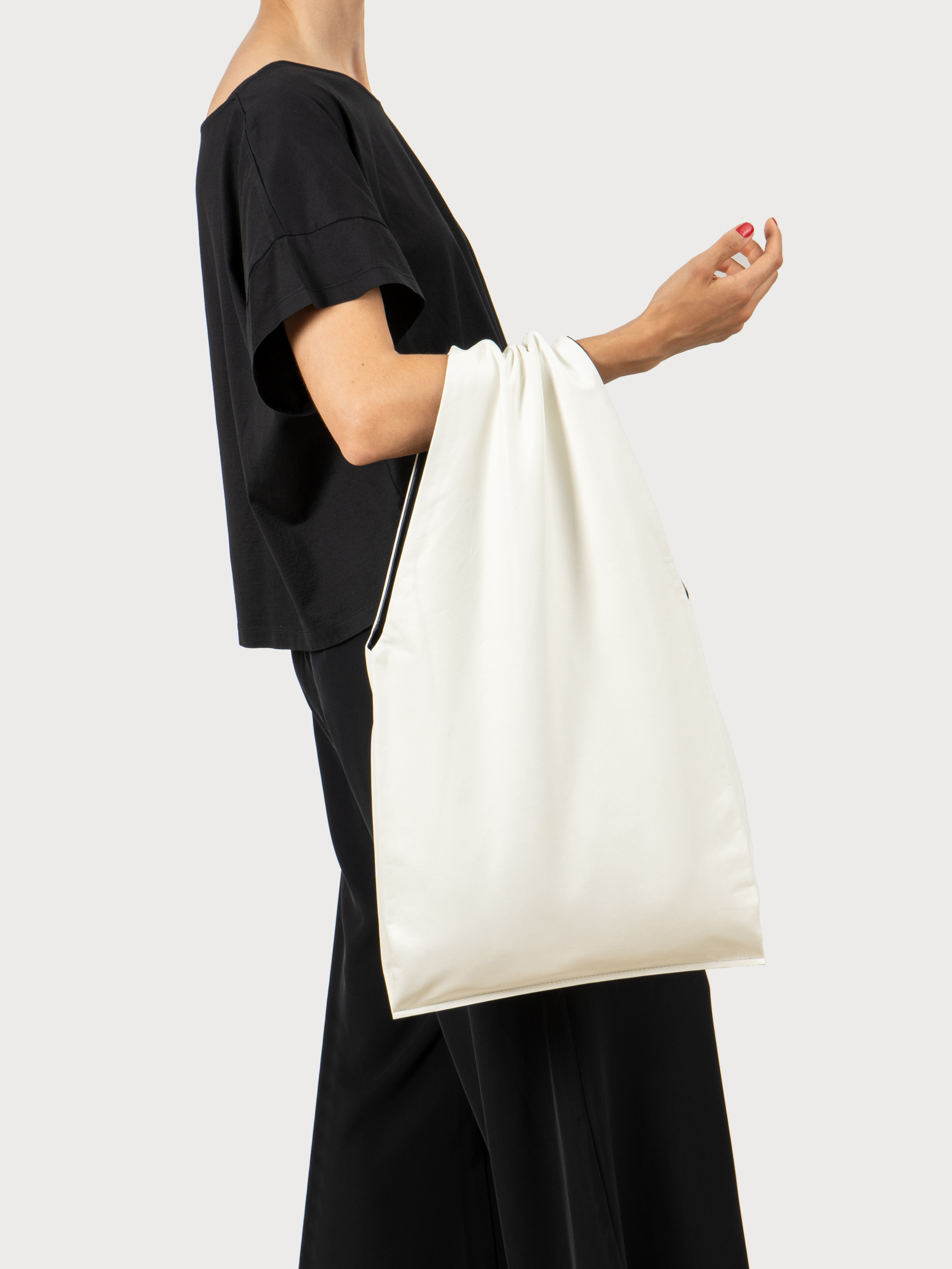 Off-White Tote Bags - Lampoo