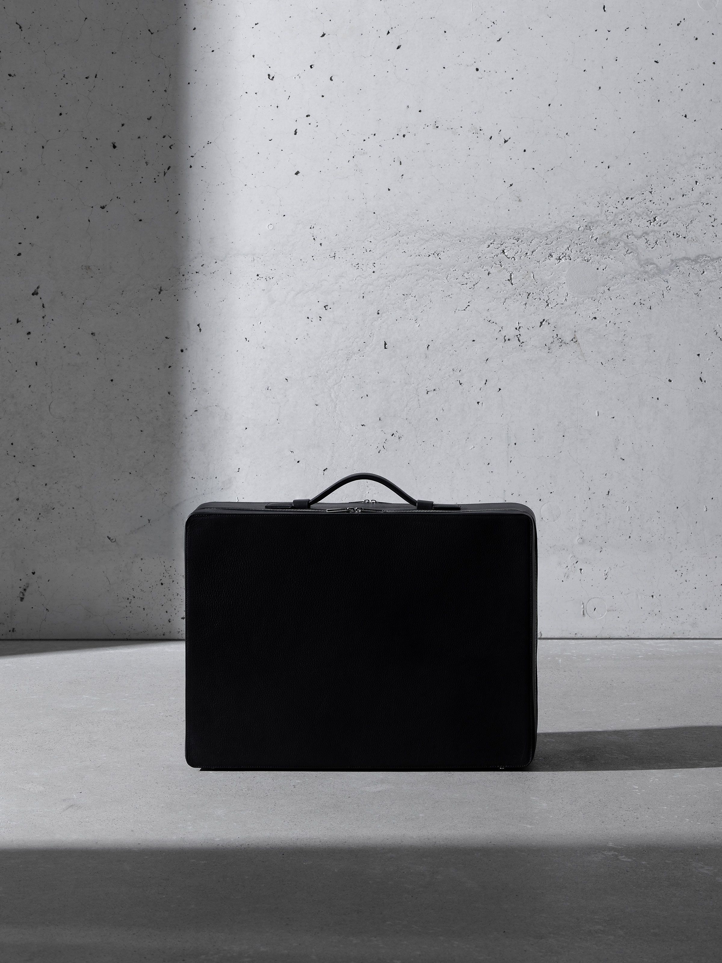 SUIT-CASE travel suitcase in black calfskin leather | TSATSAS